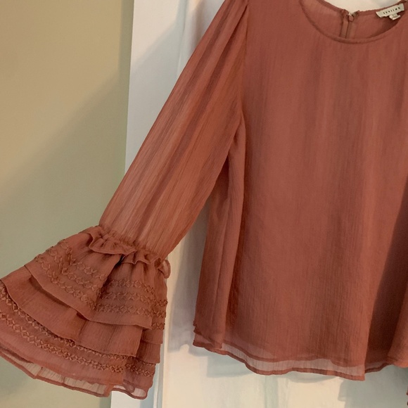 Stellah dusty rose crinkle gauze top with long ruffled bell sleeves - Picture 4 of 6